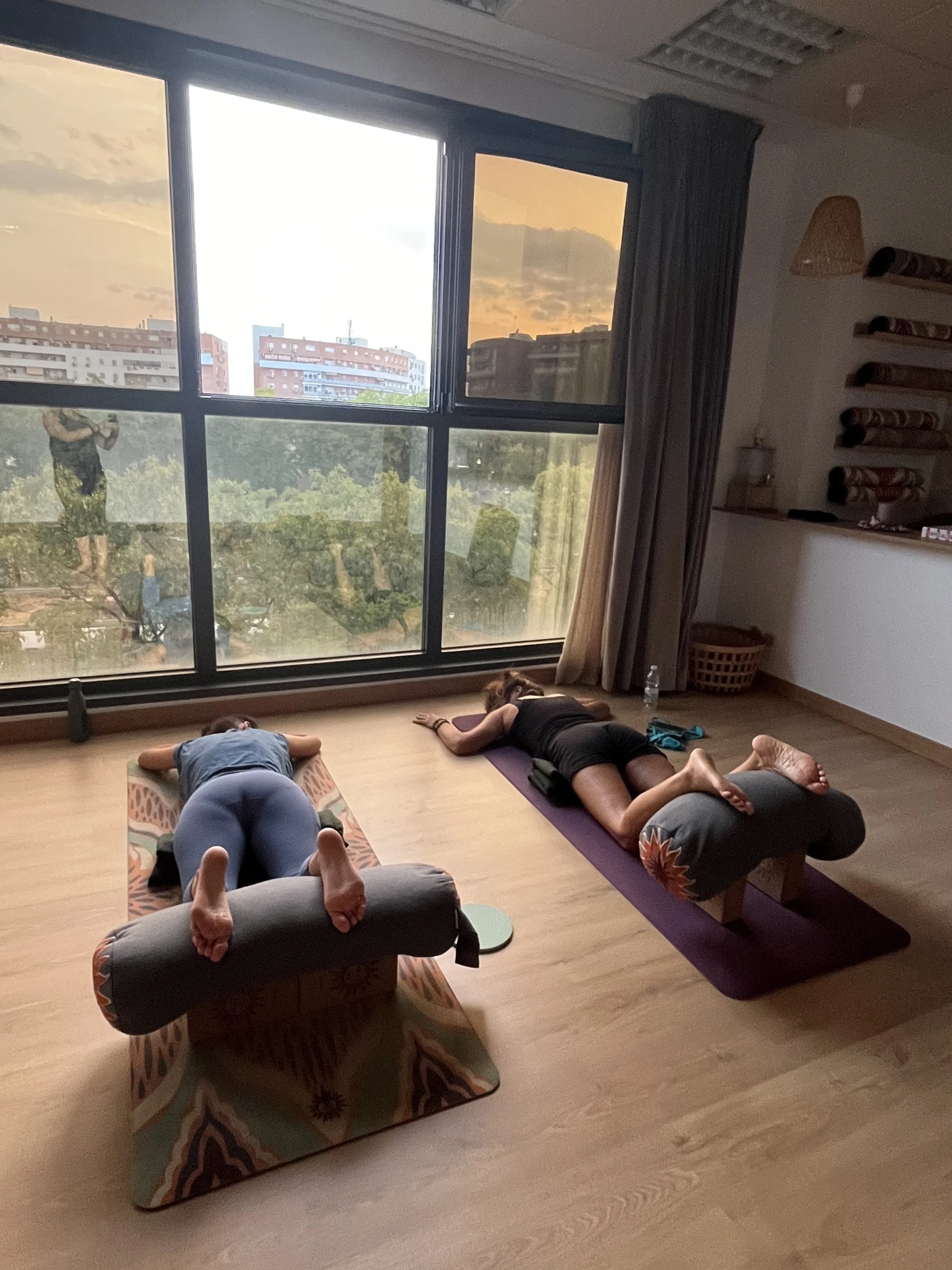 Grupo de alumnas durante un taller en la escuela Mybeyoga