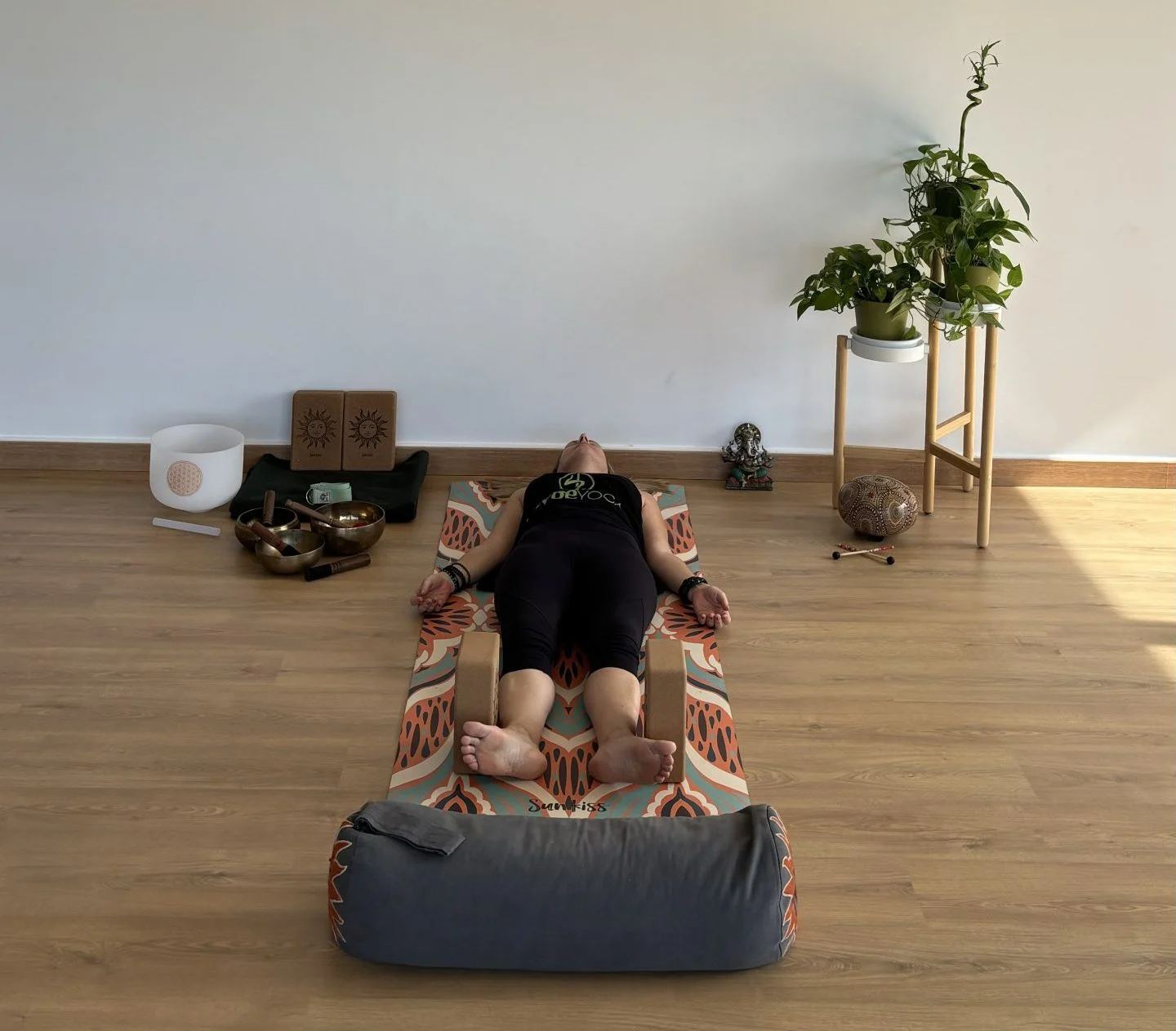 Postura de Yoga Restaurativo en Mybeyoga